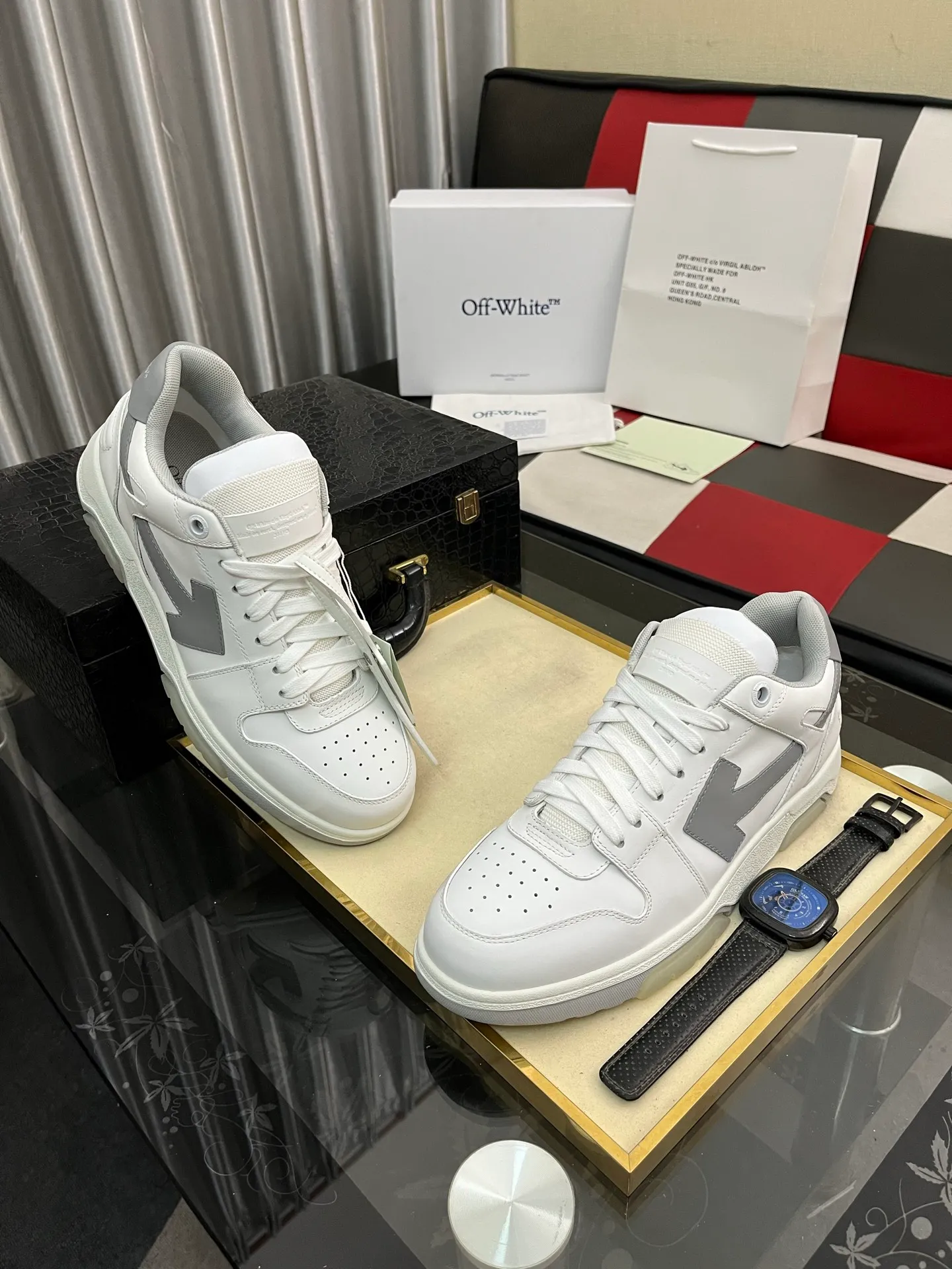Men's shoes 💰600⌚️⌚️ OFF-White C/O VirGil Abloh fashionable and versatile casual shoes. Exclusive first release of the new model. Made of environmentally friendly cowhide leather and mesh fabric upper material. The insole is embedded with foam cushioning EVA material. The correct midsole is equipped with EVA lightweight cushioning. External tooth nail rubber outsole. The correct accessories can be customized simultaneously. Women's model: 35-40 Men's model: 39-45